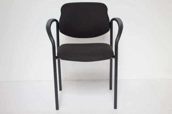 Stoel STYL/P met zwart frame en armleggers