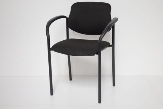 Stoel STYL/P met zwart frame en armleggers