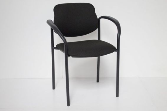 Stoel STYL/P met zwart frame en armleggers