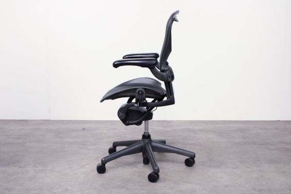 Bureaustoel Herman Miller Aeron Graphite zij