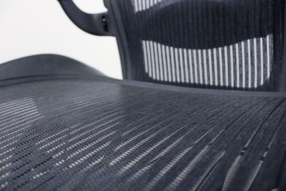 Bureaustoel Herman Miller Aeron Graphite close