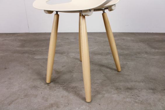 Kunststof stoel met houten poten frame