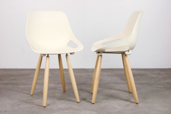 Kunststof stoel met houten poten