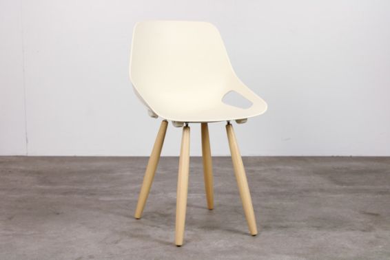 Kunststof stoel met houten poten 1