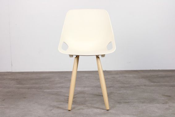 Kunststof stoel met houten poten 2