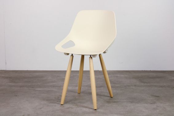 Kunststof stoel met houten poten 3