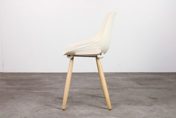 Kunststof stoel met houten poten zij