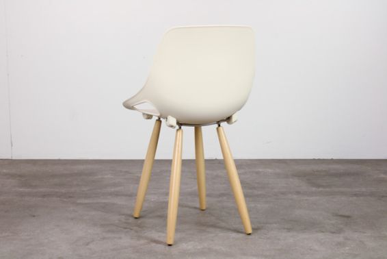 Kunststof stoel met houten poten achter