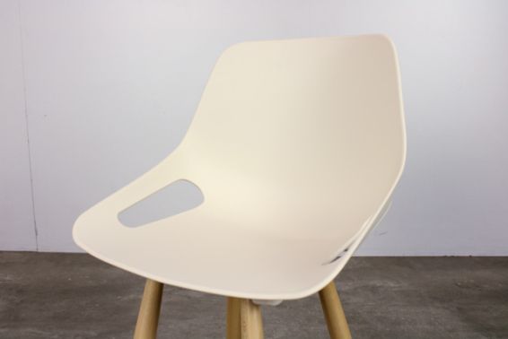 Kunststof stoel met houten poten kuip
