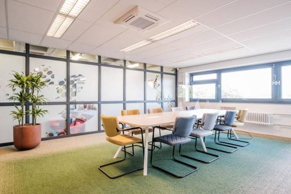 Stoel Alfa met slede frame en lage rug