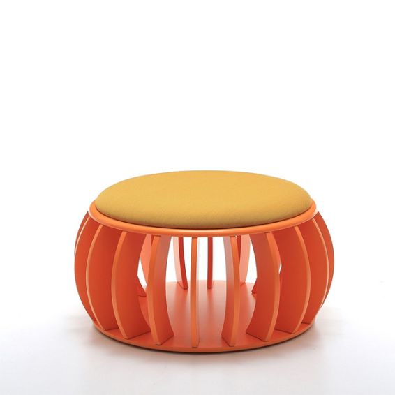 Gestoffeerde poef C-anenome met houten frame