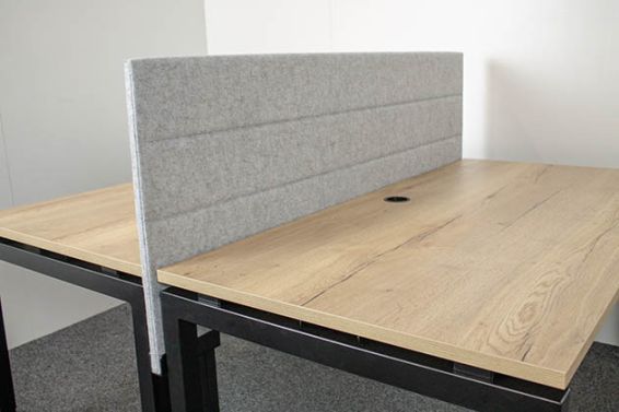 Akoestische scheidingswand op hoge voeten
