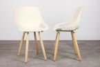 Kunststof stoel met houten poten