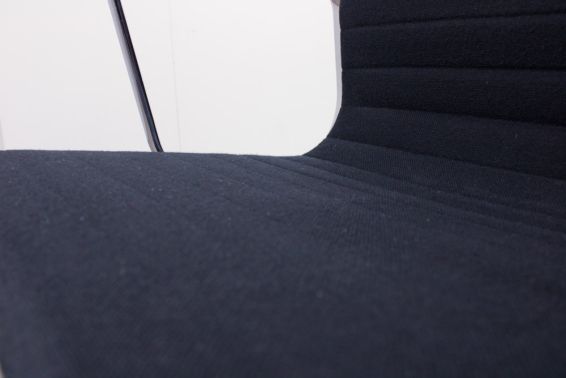 Aluminium Chair Vitra EA108 close