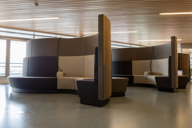 Grote akoestische banken in de schoolkantine.
