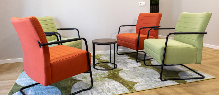 Hoeveel stoelen en banken heb je nodig in een wachtruimte?