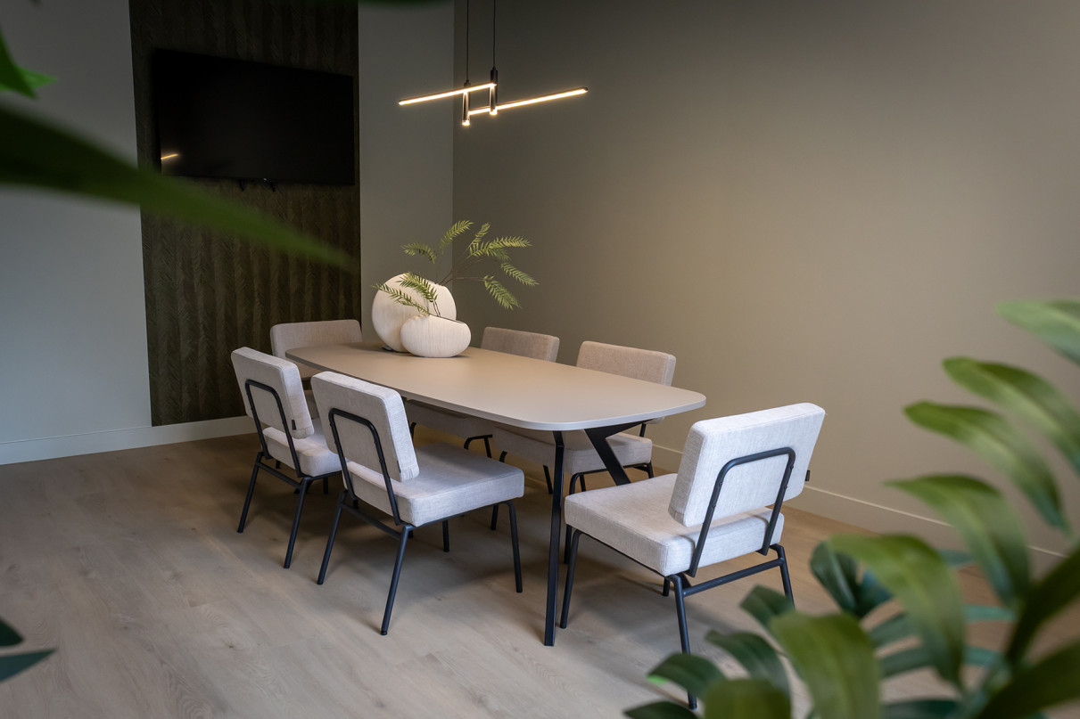 Welke materialen zijn geschikt voor een kantoortafel?