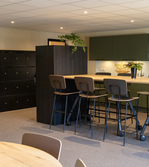 moderne kantine met bartafel en barkrukken