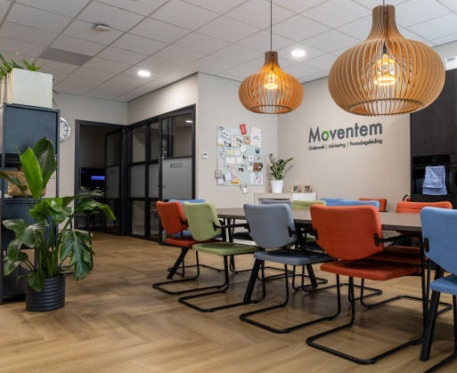 Interieur met kleurrijke stoelen