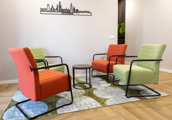 Ontvangstruimte met lounge fauteuils en vloerkleed
