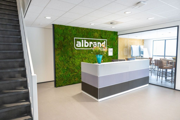 Ontvangstruimte met balie van Albrand kantoor. 